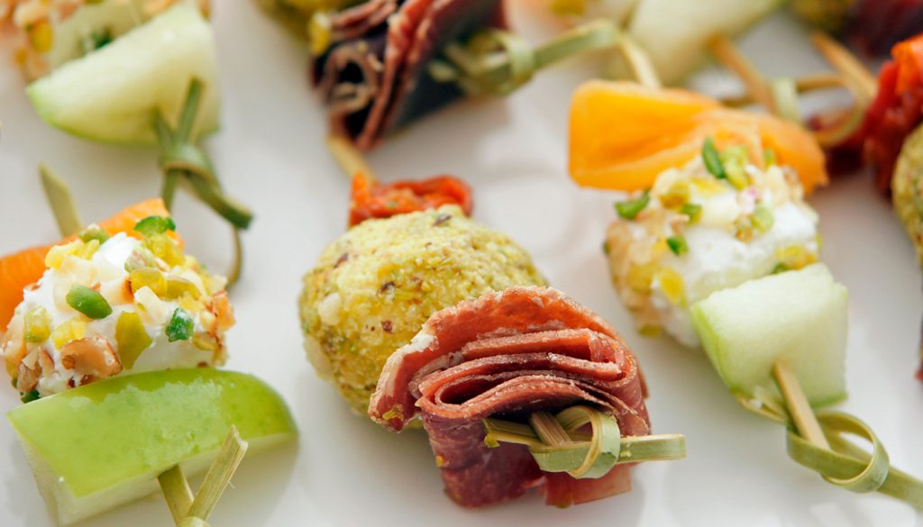 découvrez nos idées de brochettes apéro à préparer la veille, froides et savoureuses, avec des astuces simples pour réussir vos soirées conviviales sans stress.