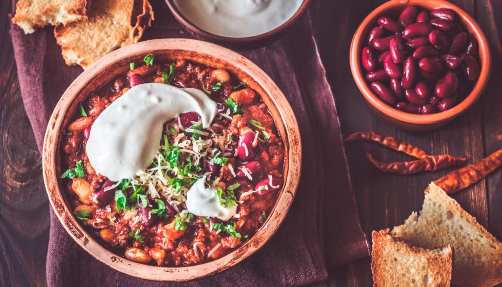 découvrez la recette traditionnelle du chili con carne mexicain : ingrédients authentiques, astuces de préparation et accompagnements savoureux pour un plat chaleureux et épicé.