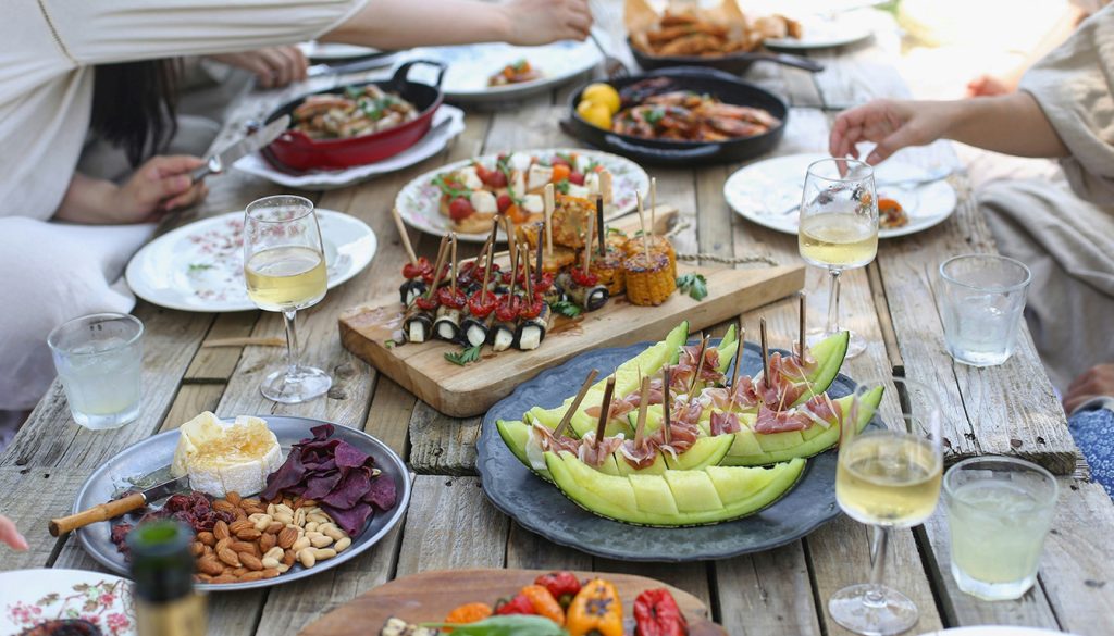 découvrez des idées de menus simples et délicieux pour préparer un repas pour 20 personnes la veille, avec des options chaudes ou froides adaptées à toutes les occasions.