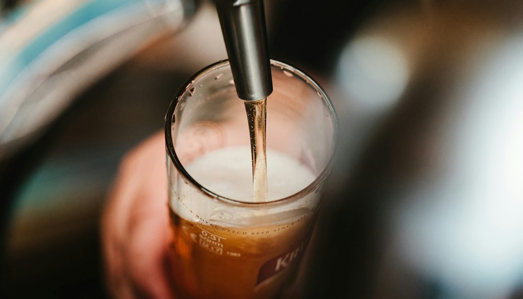 découvrez l'alcool le plus fort du monde, son record de degré d'alcool, son origine unique et ses spécificités qui le distinguent des autres spiritueux.