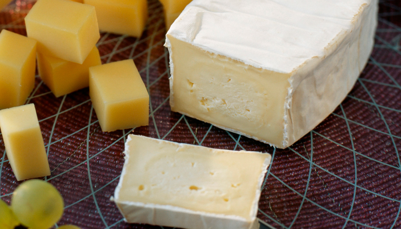découvrez tout ce qu'il faut savoir sur la consommation du fromage caprice des dieux pendant la grossesse : informations sur la croûte, la cuisson, la pasteurisation et les précautions à prendre pour protéger la santé de maman et bébé.