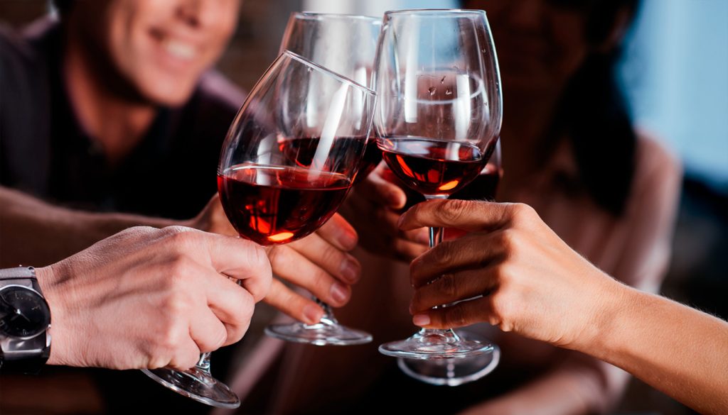 Découvrez notre guide simple pour bien choisir un vin rouge. Apprenez à sélectionner la bouteille idéale selon vos goûts et l'occasion.