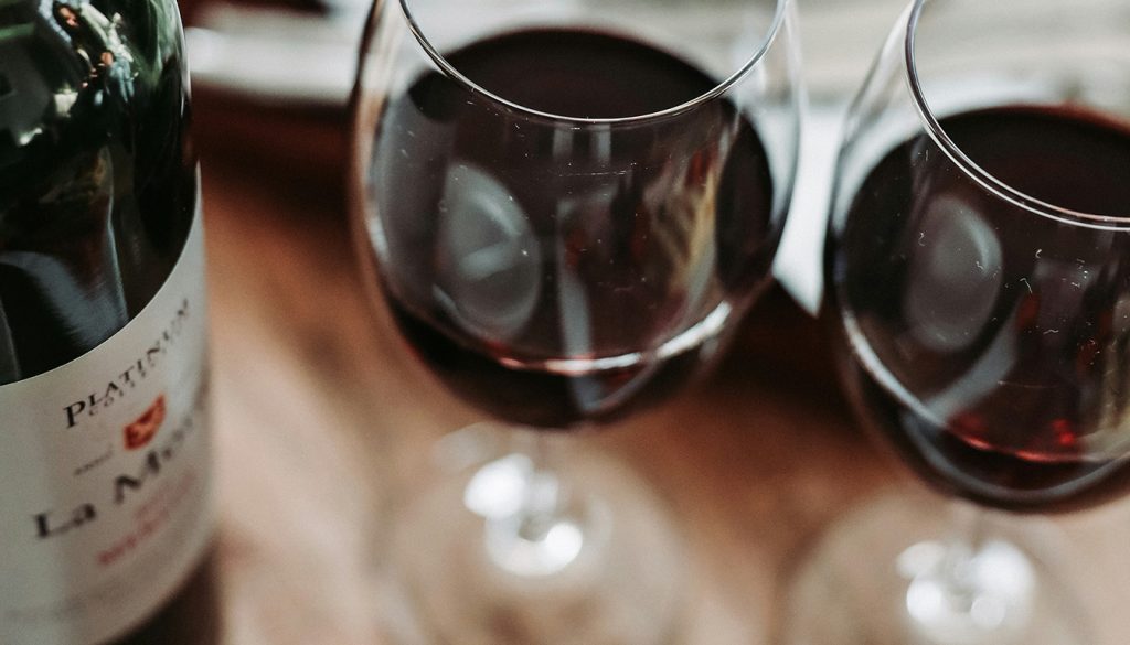 Découvrez notre guide simple et pratique pour bien choisir un vin rouge. Apprenez à reconnaître les saveurs, les cépages et les accords parfaits pour trouver la bouteille idéale.