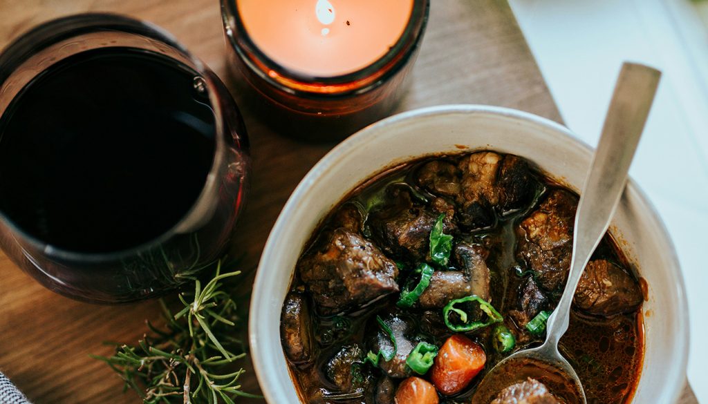 Découvrez notre guide simple et pratique pour bien choisir un vin rouge. Apprenez à reconnaître les saveurs, les cépages et les accords parfaits pour trouver la bouteille idéale.