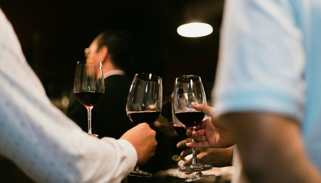 Découvrez notre guide simple et pratique pour bien choisir un vin rouge. Apprenez à reconnaître les saveurs, les cépages et les accords parfaits pour trouver la bouteille idéale.