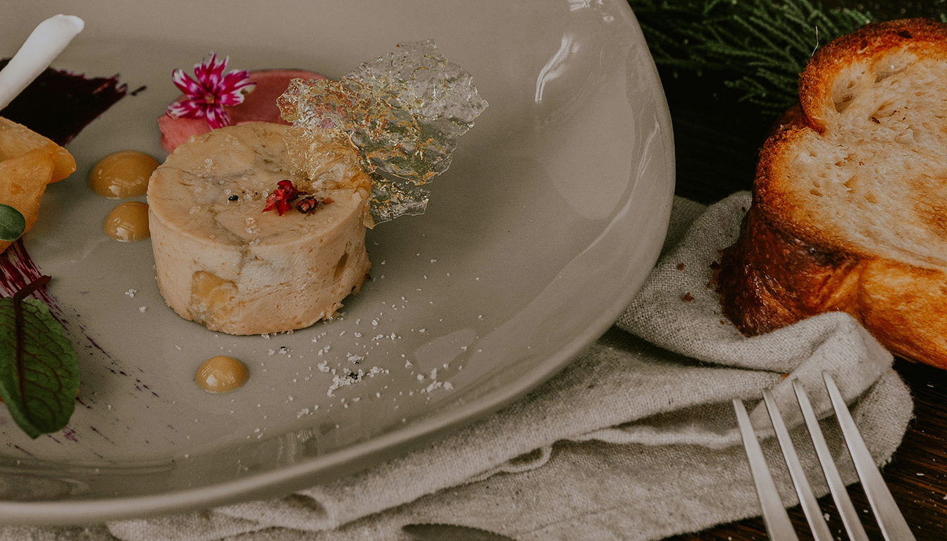 découvrez comment congeler le foie gras cru, cuit ou mi-cuit avec nos conseils pratiques pour préserver sa saveur et sa texture. astuces et durée de conservation expliquées.