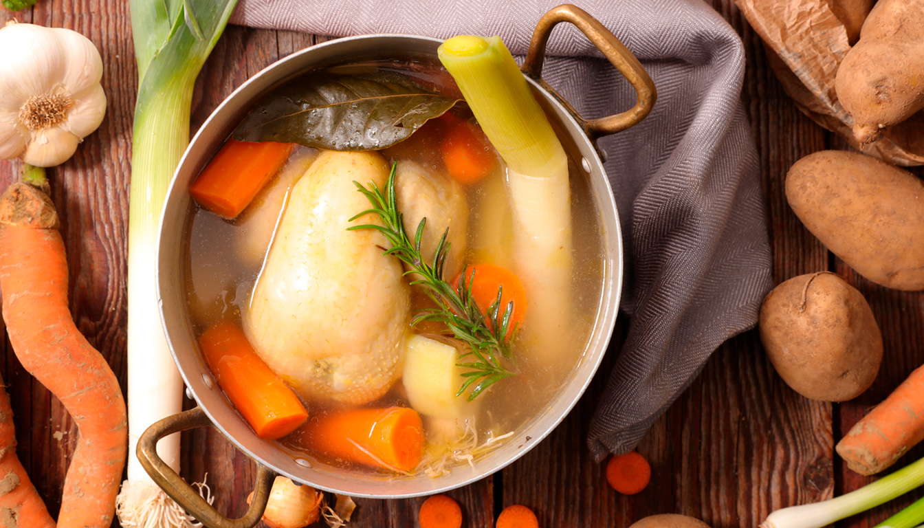 découvrez la recette traditionnelle de la poule au pot façon grand-mère avec nos astuces, variantes farcies savoureuses et une version rapide au cookeo pour un repas délicieux et facile.