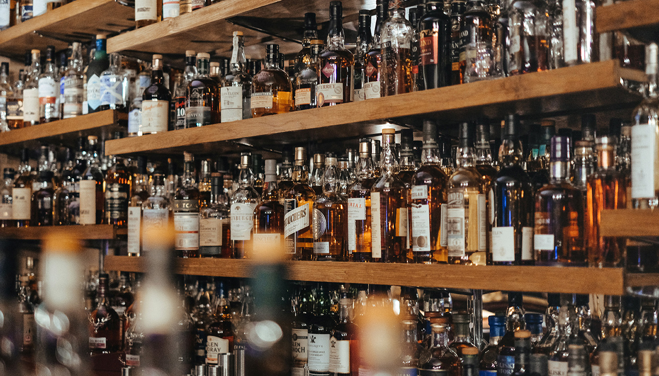 découvrez les ingrédients principaux du whisky et comment ils varient selon les pays pour mieux comprendre les saveurs uniques de cette boisson emblématique.