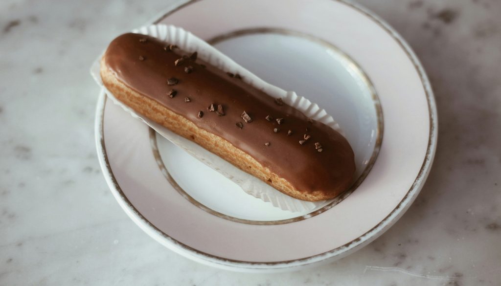 découvrez les risques et conseils pour consommer un éclair au chocolat pendant la grossesse, ainsi que le choix entre les options de boulangerie artisanale ou industrielle.