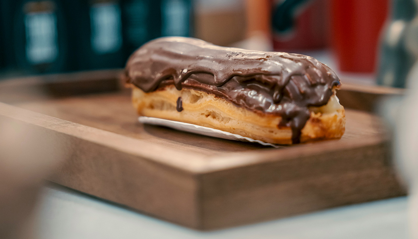 découvrez les risques, conseils et options pour consommer un éclair au chocolat pendant la grossesse, en comparant les choix entre boulangerie artisanale et production industrielle.