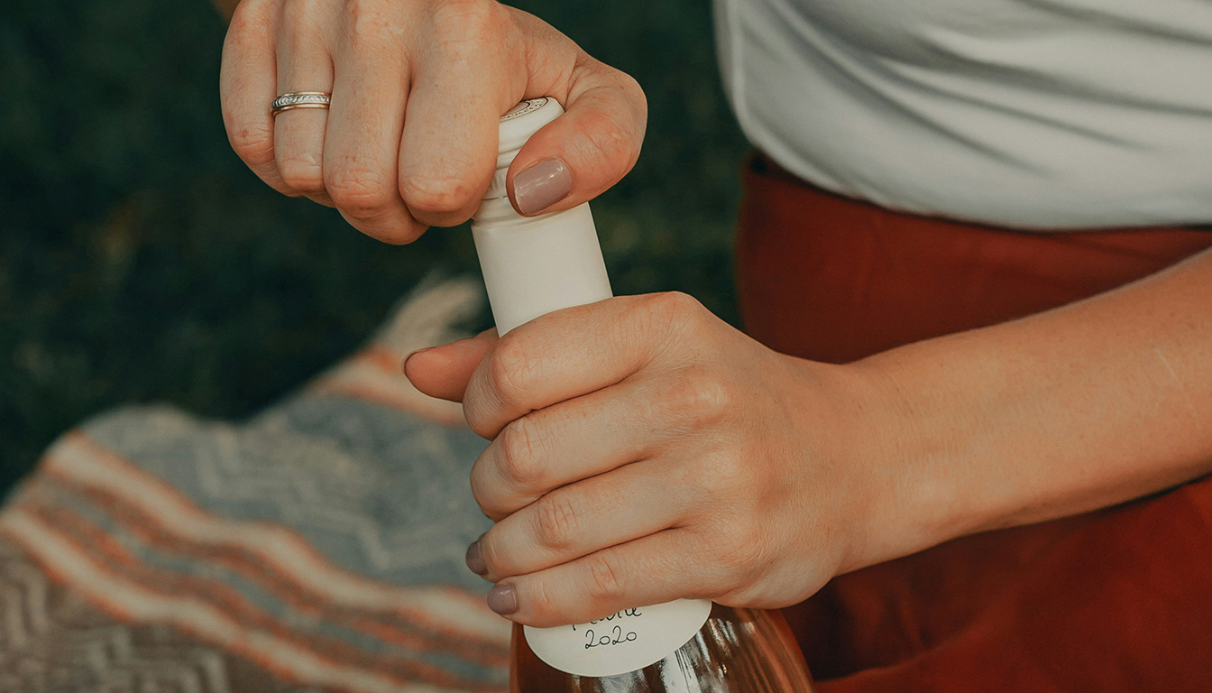 découvrez 4 techniques simples pour ouvrir une bouteille de vin sans tire-bouchon, en utilisant une chaussure, un briquet et d'autres astuces pratiques.