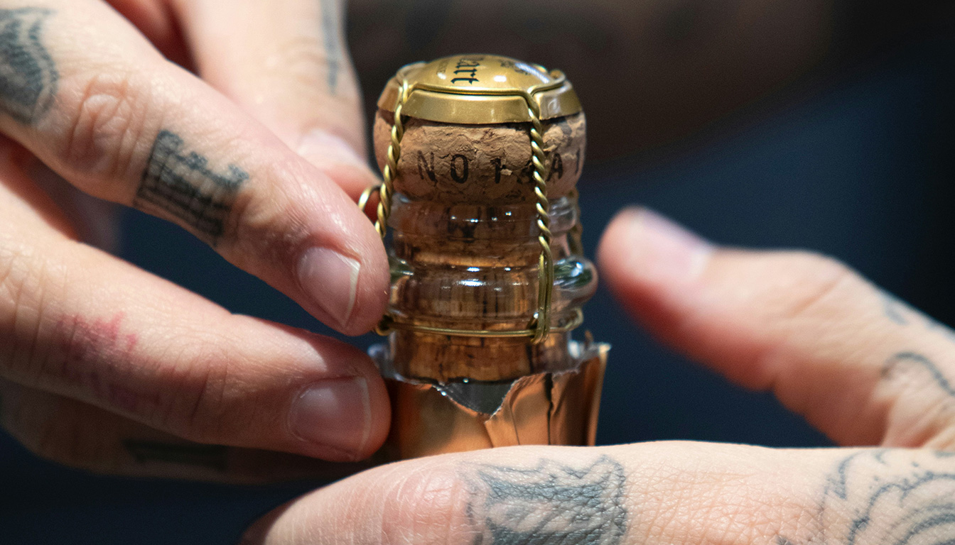 découvrez 4 techniques simples pour ouvrir une bouteille de vin sans tire-bouchon, en utilisant des objets du quotidien comme une chaussure ou un briquet. astuces pratiques et faciles à réaliser !