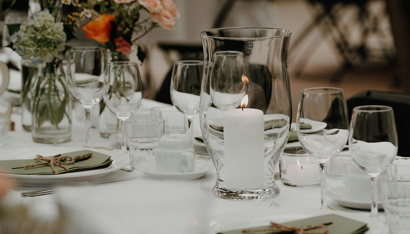 découvrez comment bien placer vos verres à eau et à vin, et apprenez à reconnaître les différences essentielles entre ces deux types de verres pour sublimer vos repas.