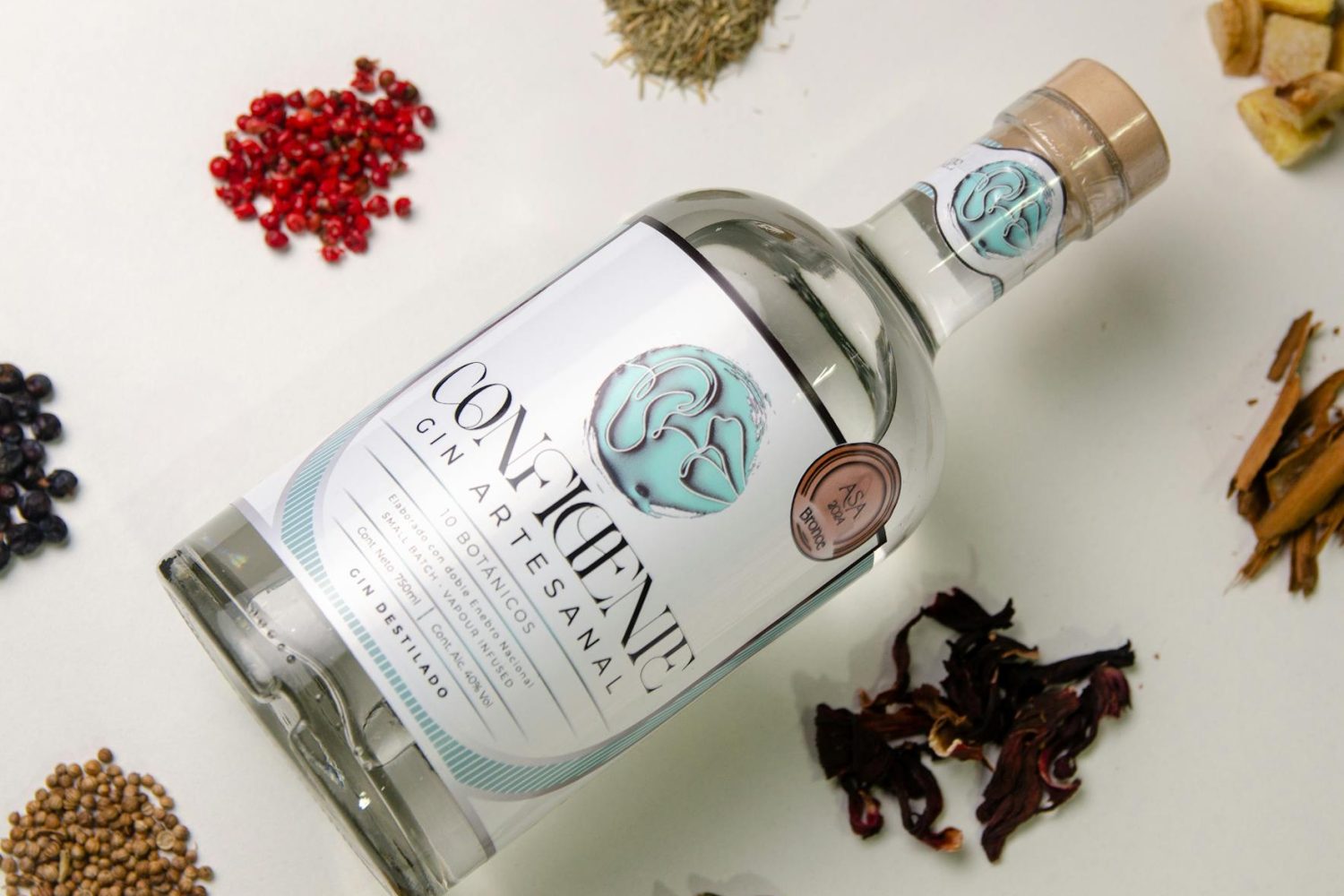 Avec quoi est fait le gin : composition, ingrédients clés et secrets de fabrication