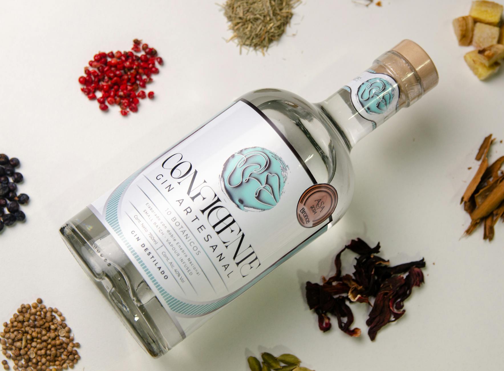 Avec quoi est fait le — bouteille de gin avec botanique et herbes
