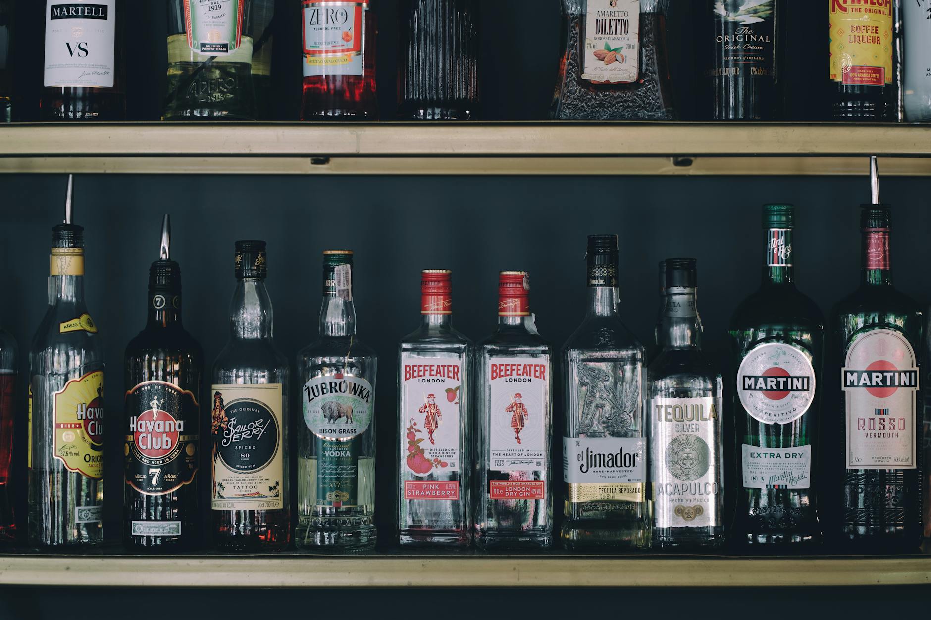 Avec quoi est faite la vodka : matières premières et idées reçues à démonter — bouteilles de vodka sur un bar