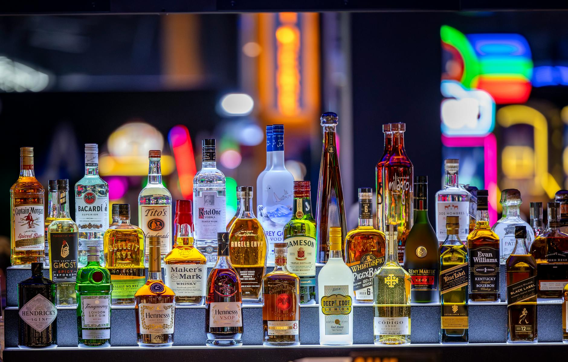 Avec quoi est faite la — bouteilles de vodka sur un bar