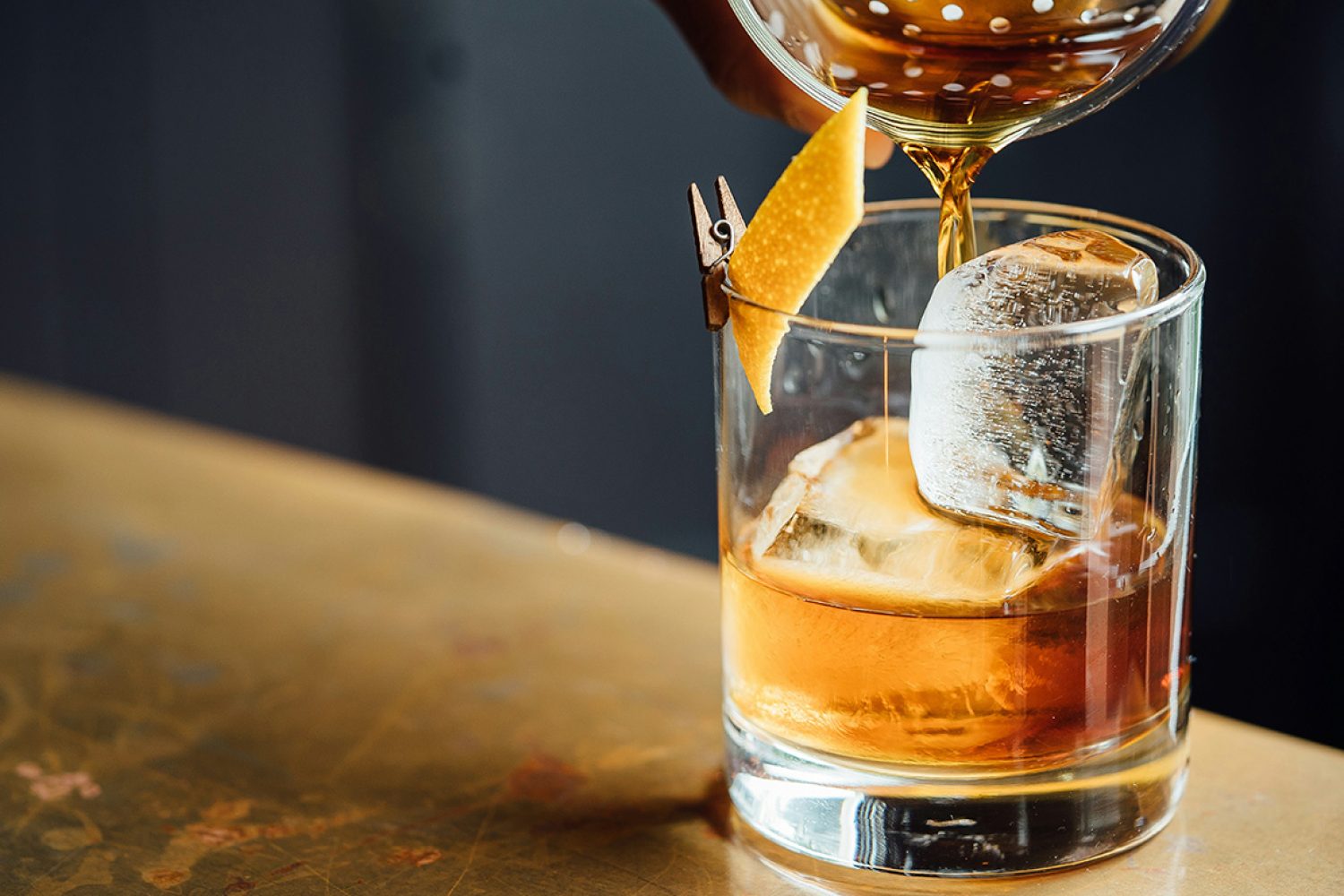 Avec quoi est fait le whisky : ingrédients et différences selon les pays