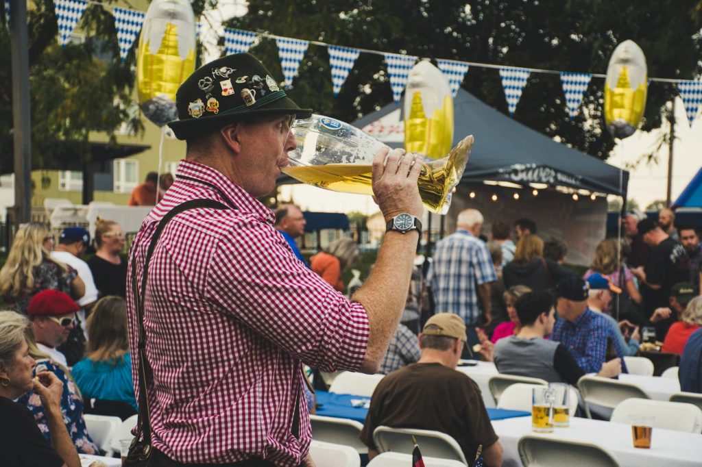 Fête de la bière Saverne — fête de la bière tentes foule célébration