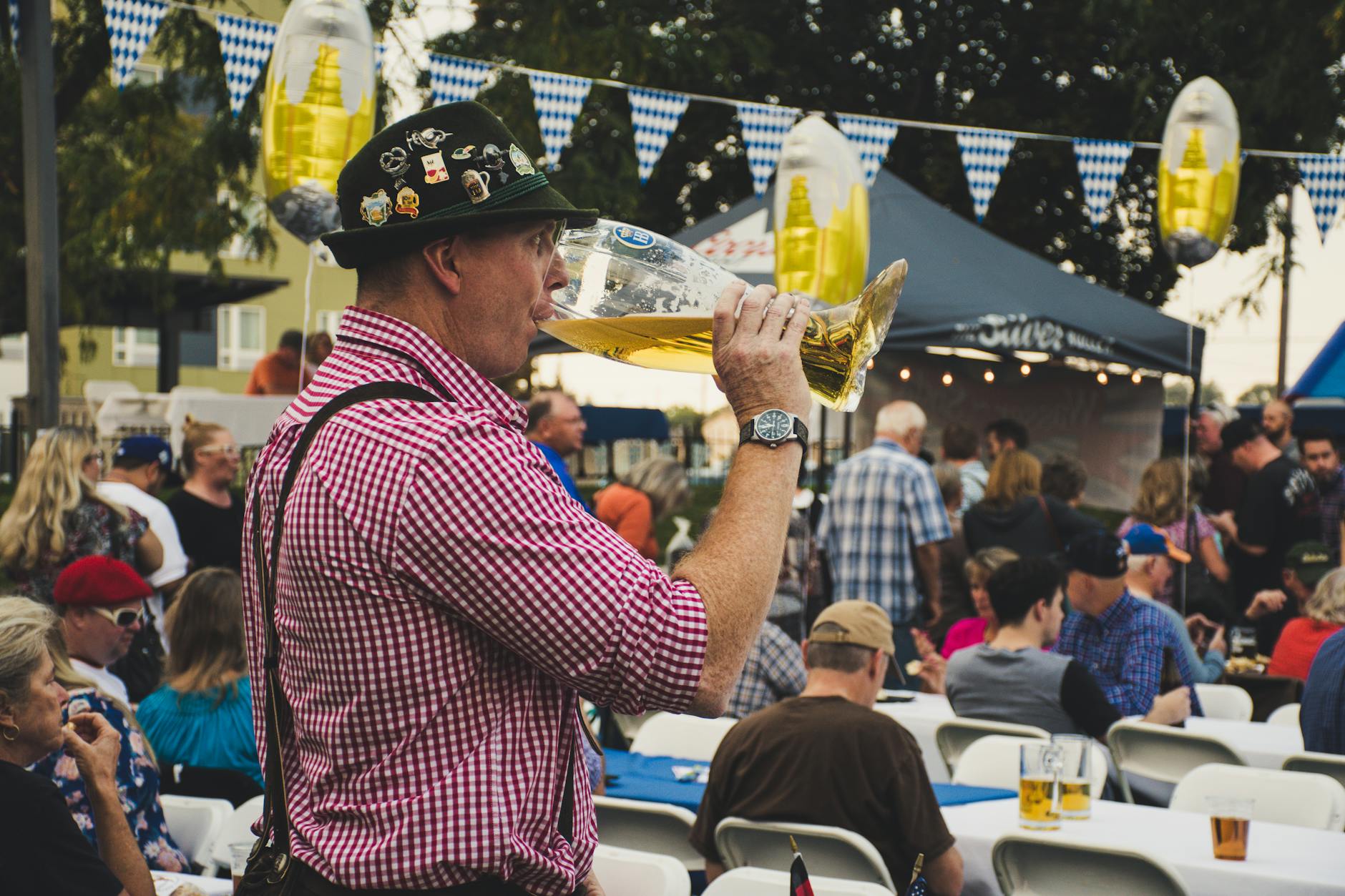 Fête de la bière Saverne — fête de la bière tentes foule célébration