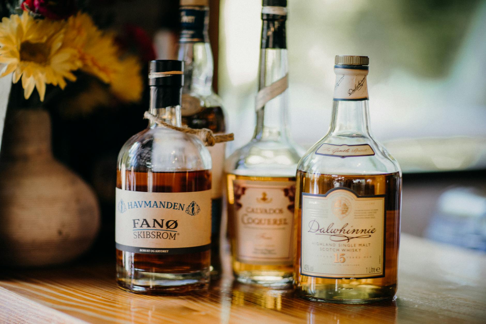 Whisky le plus cher du monde en 2026 : panorama des records de prix et du top 10 — collection de bouteilles de whisky rares