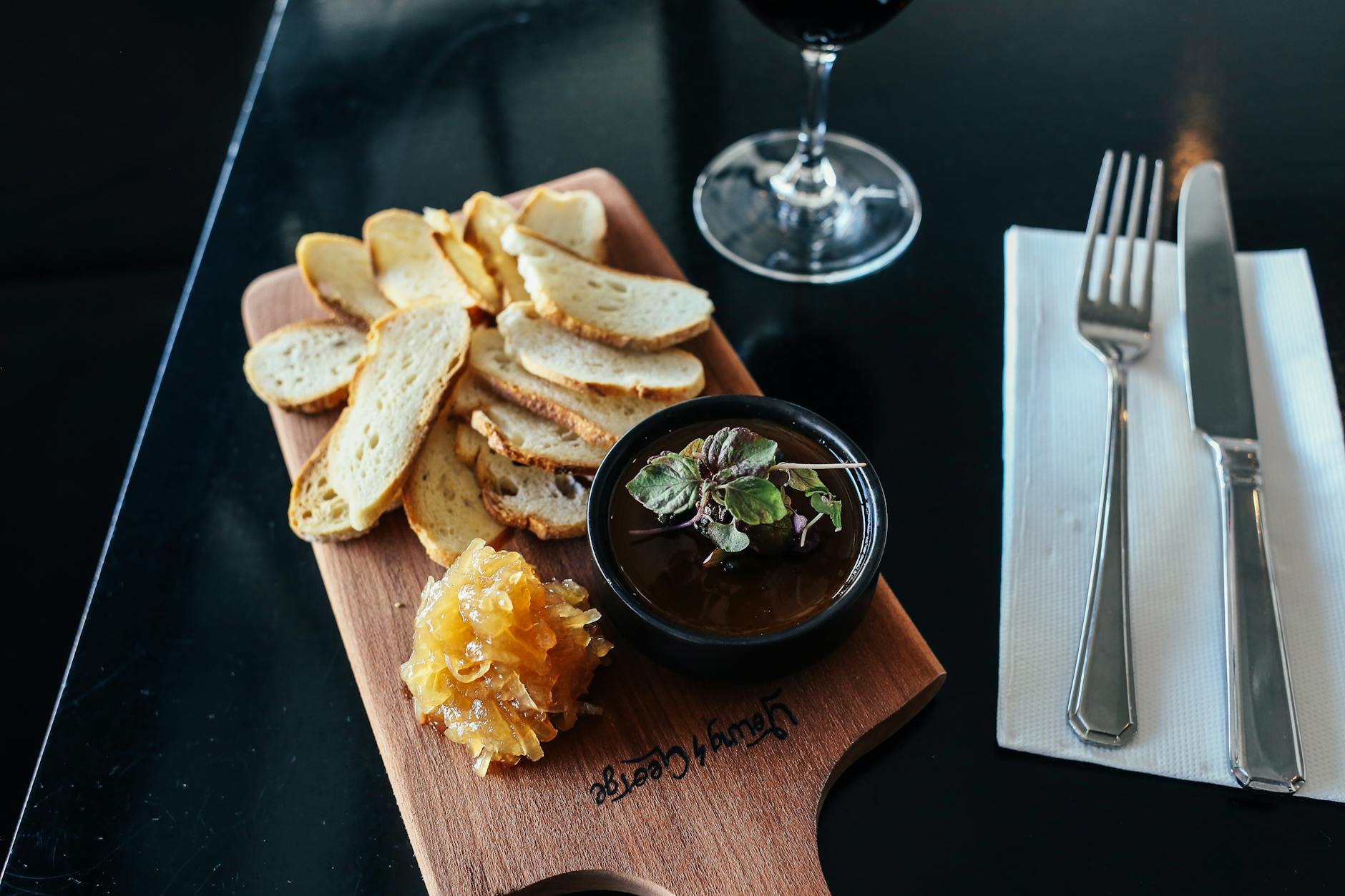 1 kg de foie gras en entrée classique : calcul précis du nombre de personnes — plateau de foie gras gourmet avec pain