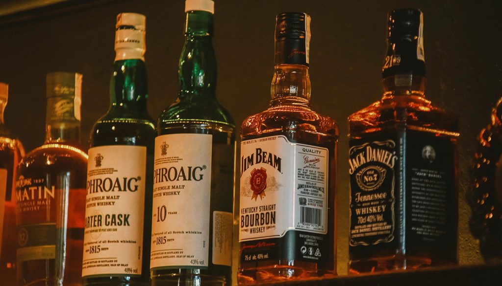 Prix du whisky au Luxembourg — bouteilles de whisky et verre de dégustation