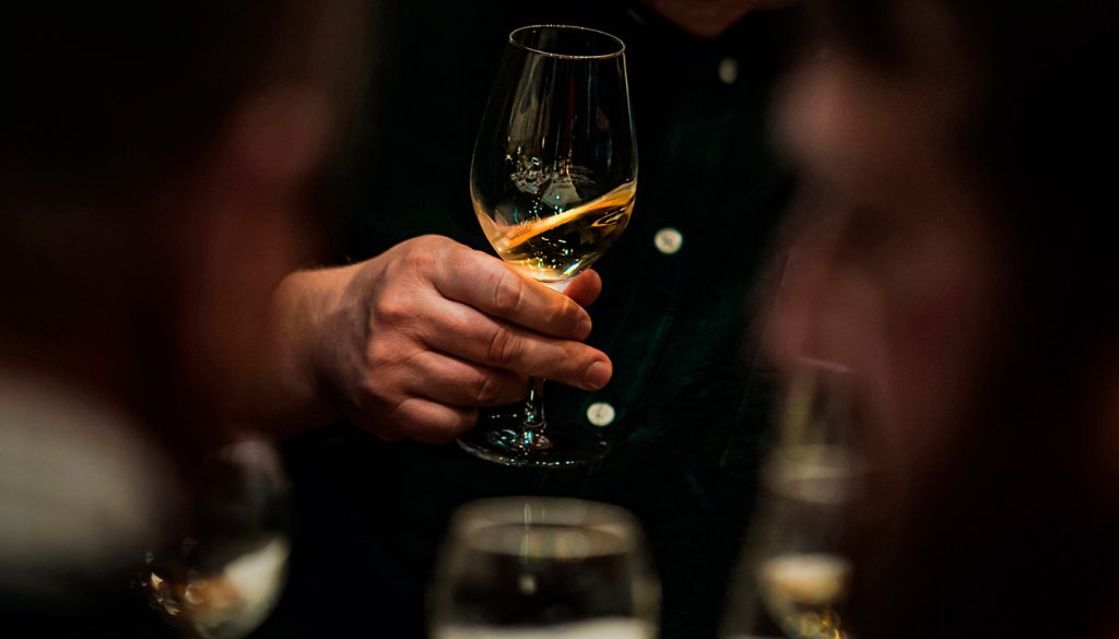 Découvrez quel calendrier de l'Avent choisir pour surprendre un amateur de vin avec des sélections de crus d'exception et des dégustations inédites.