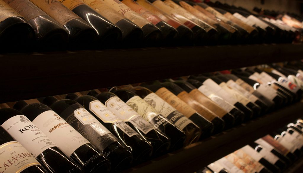 découvrez les différentes tailles de bouteilles de vin, leurs dimensions, contenances et formats selon les régions viticoles pour bien choisir votre vin.