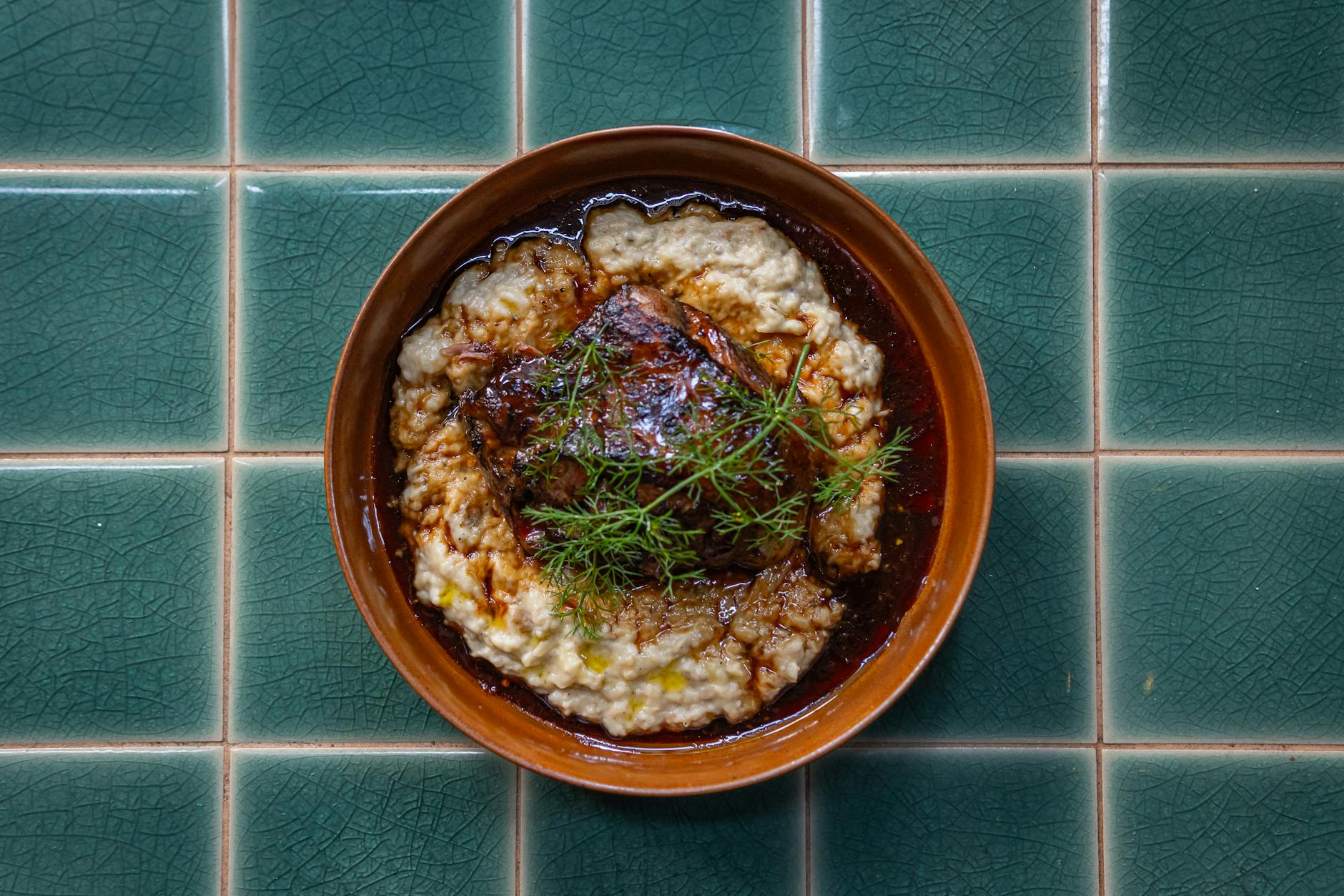 Accompagnement pour coq au vin rouge : féculents, légumes et vins qui respectent la sauce — plat de coq au vin avec légumes