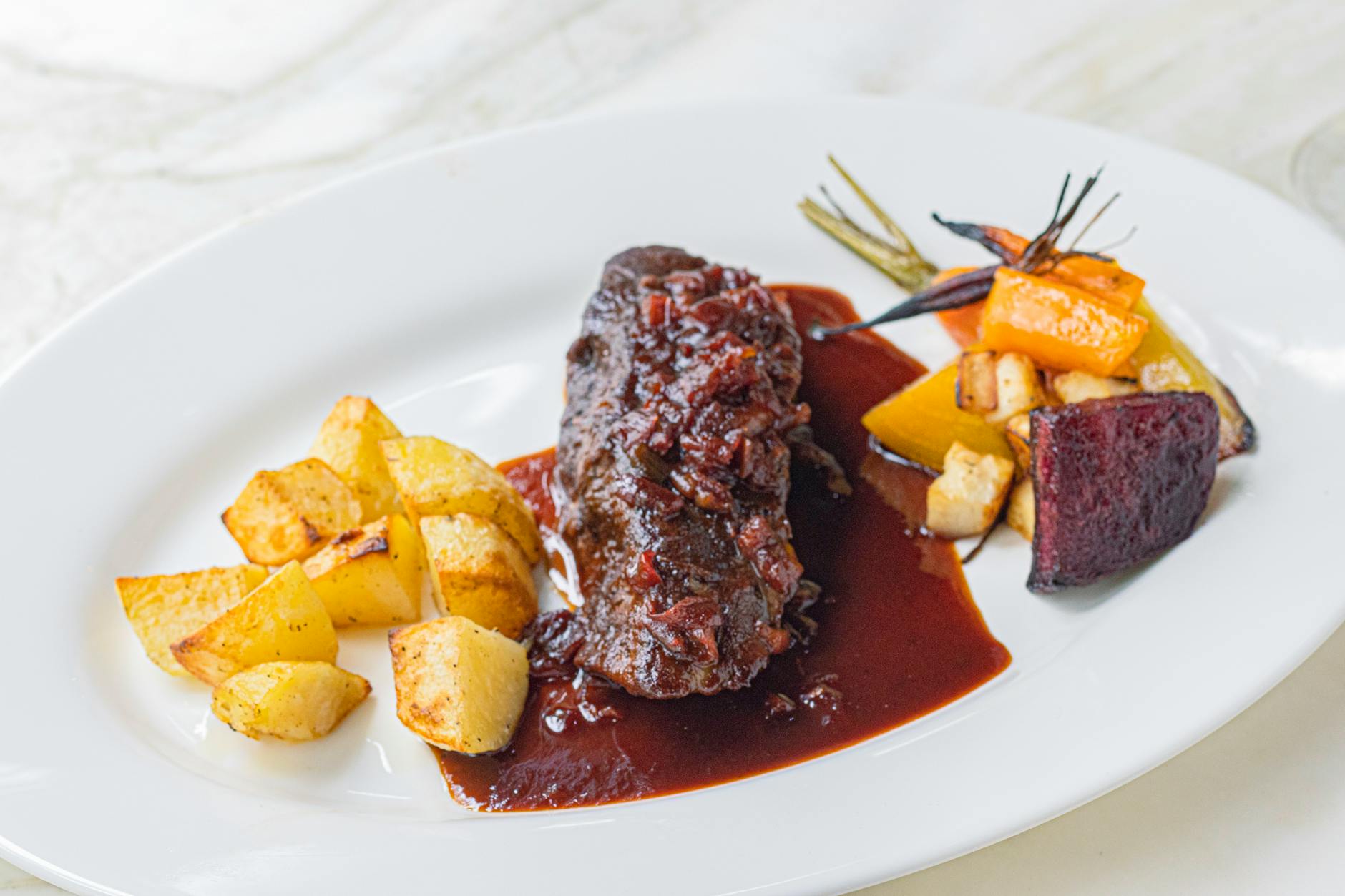 Accompagnement pour coq au vin — plat de coq au vin avec légumes