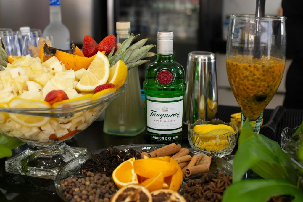 Avec quoi boire du gin — cocktail gin avec fruits et herbes
