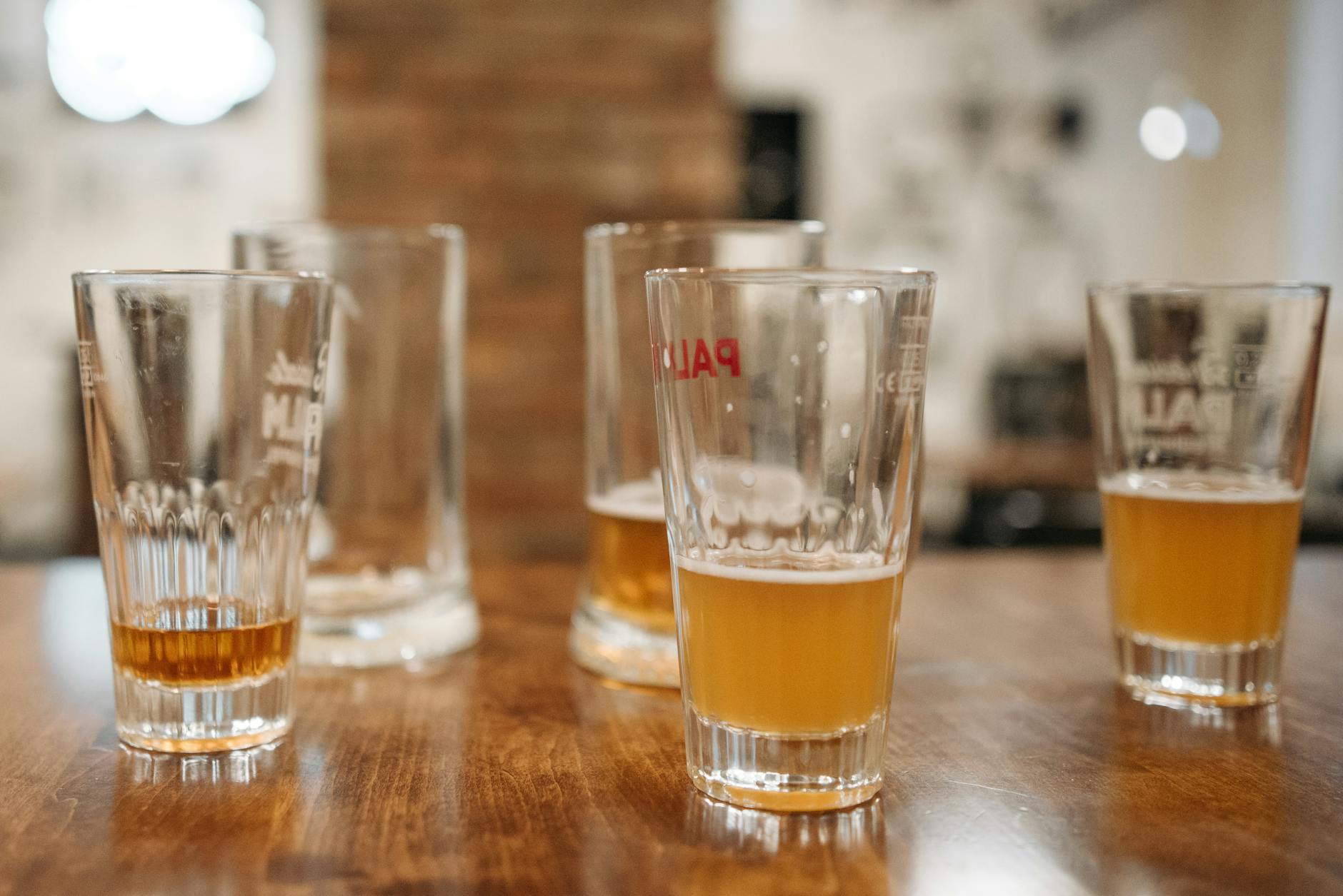 Calories bière sans alcool, sucre et index glycémique : ce que tu bois vraiment — verre de bière sans alcool sur table