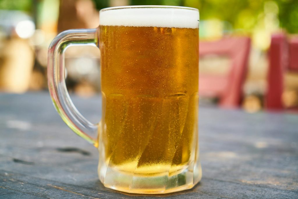 Bière sans alcool fait-elle grossir — verre de bière sans alcool sur table