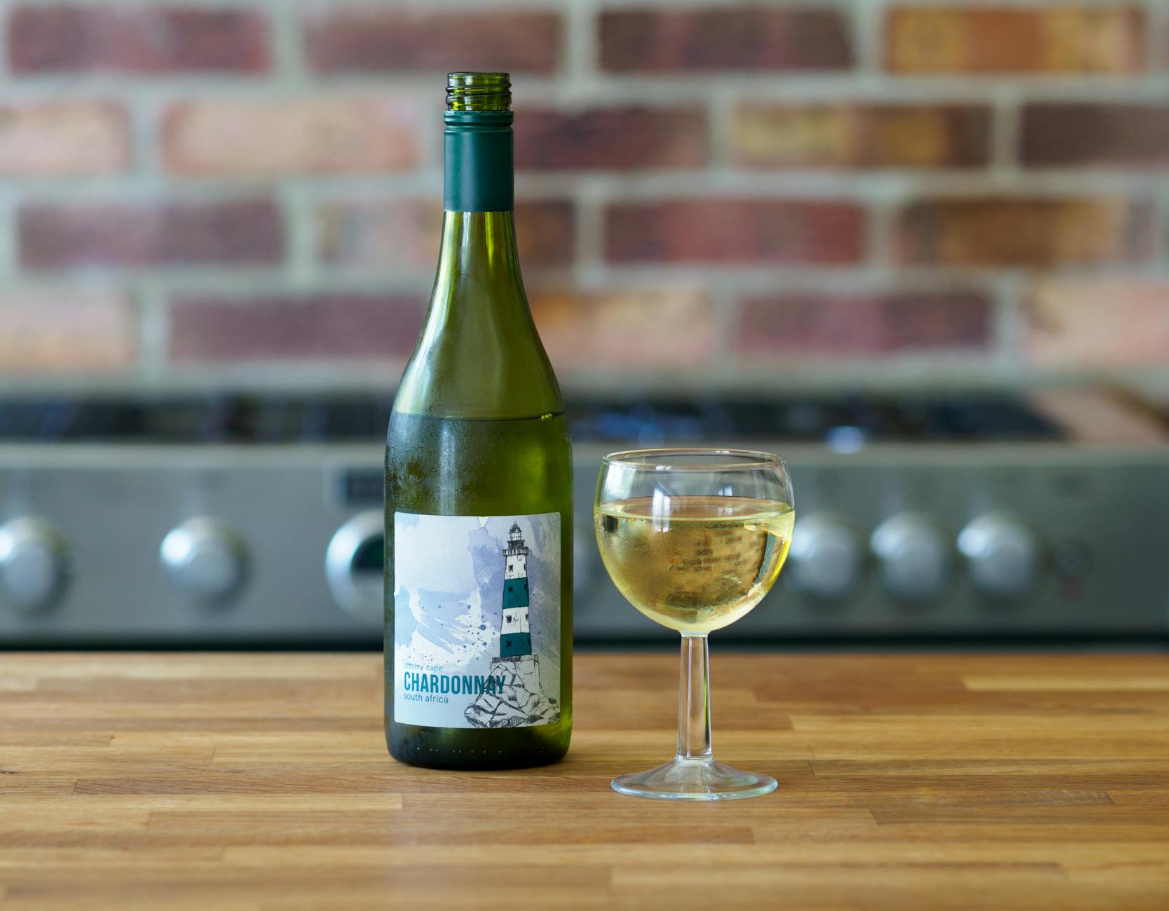 Chardonnay sec ou moelleux : comprendre le rôle du sucre résiduel et de l’acidité du vin — verre de vin Chardonnay avec fromage