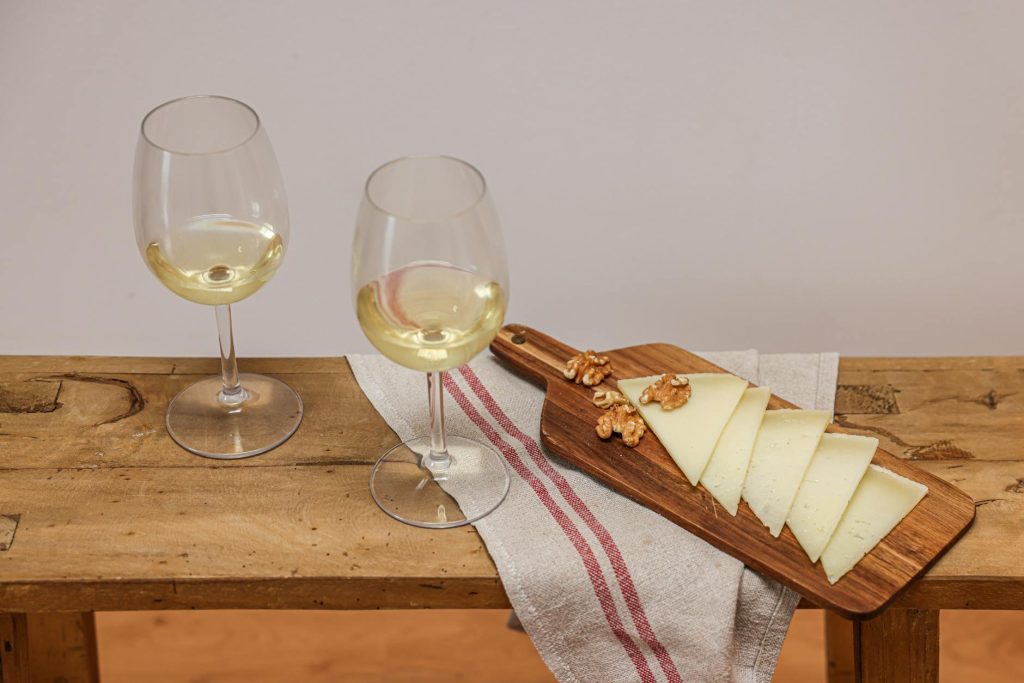 Chardonnay vin sec ou moelleux — verre de vin Chardonnay avec fromage