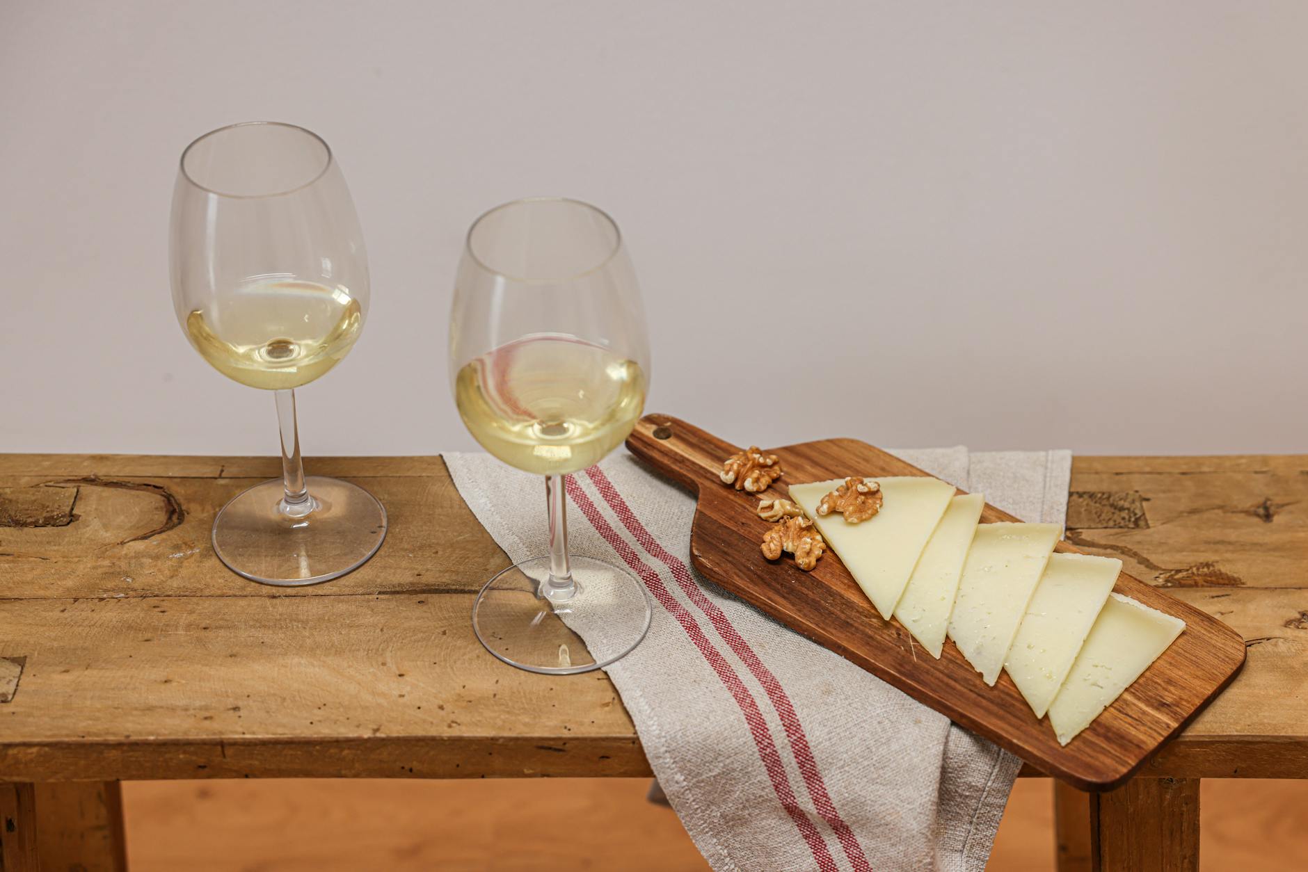 Chardonnay vin sec ou moelleux — verre de vin Chardonnay avec fromage