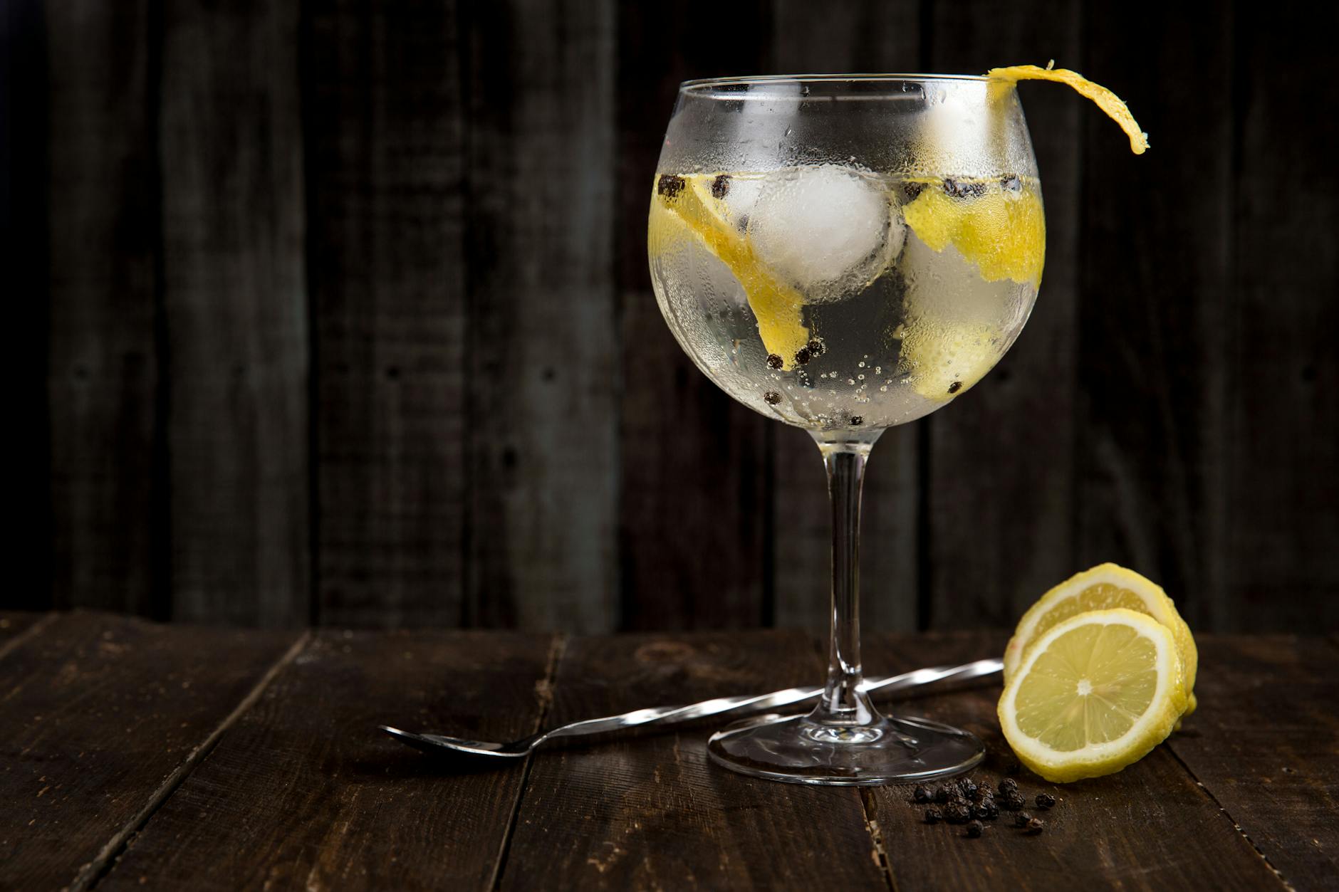 Cocktail gin jus de fruit agrumes : la base pour un apéritif frais et net — cocktails gin colorés avec fruits