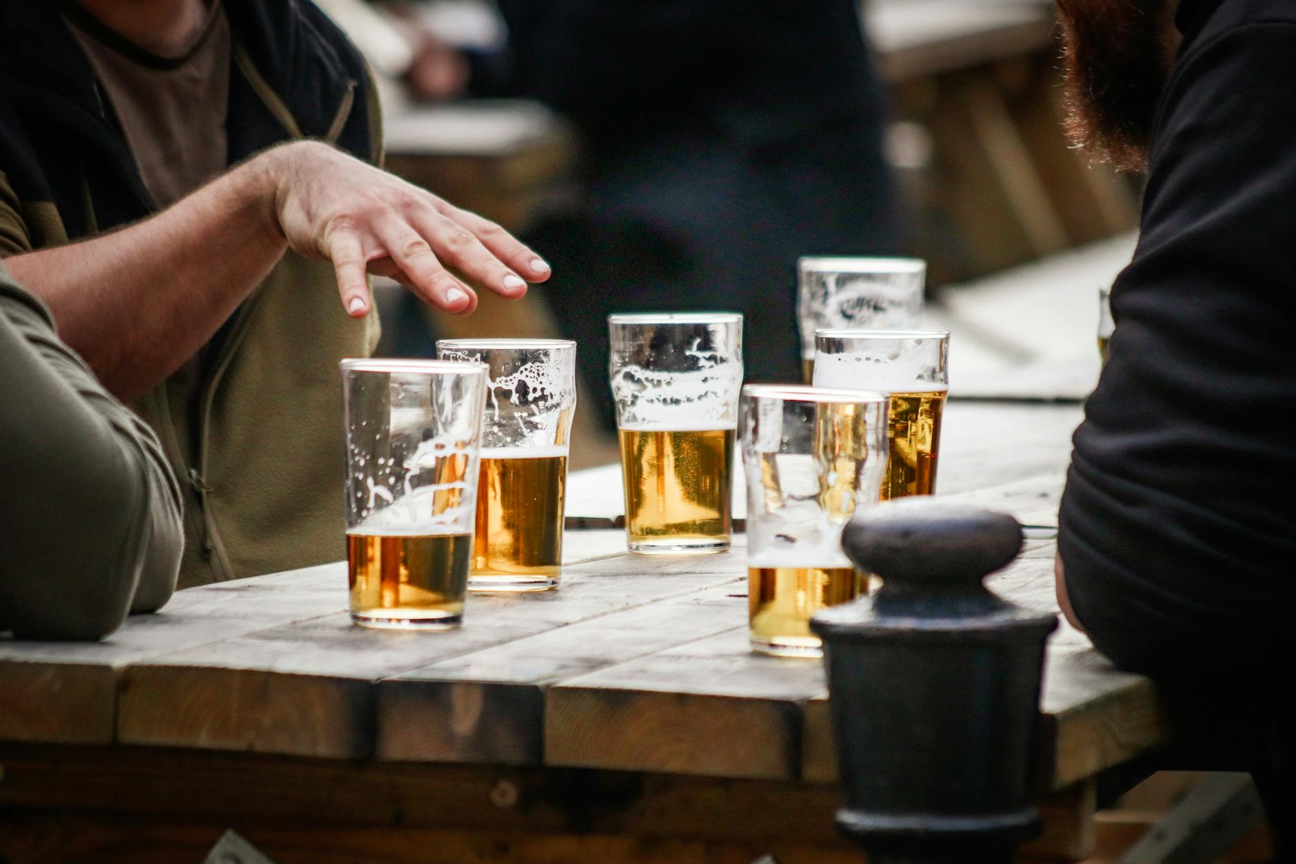 Calories bière par volume : 25 cl, 33 cl, pinte et chope — verres de bière sur table en bois