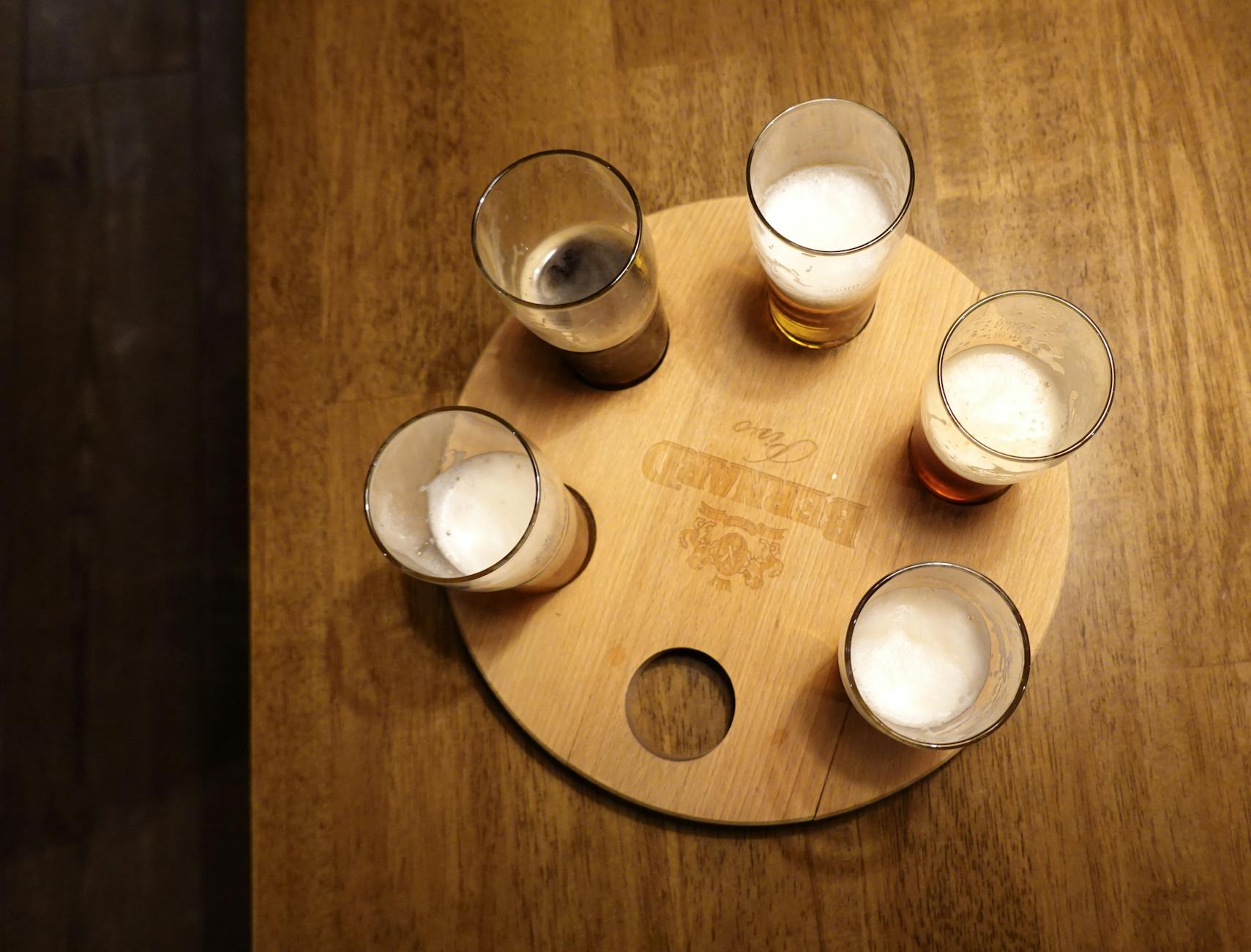 Combien de calories dans une — verres de bière sur table en bois
