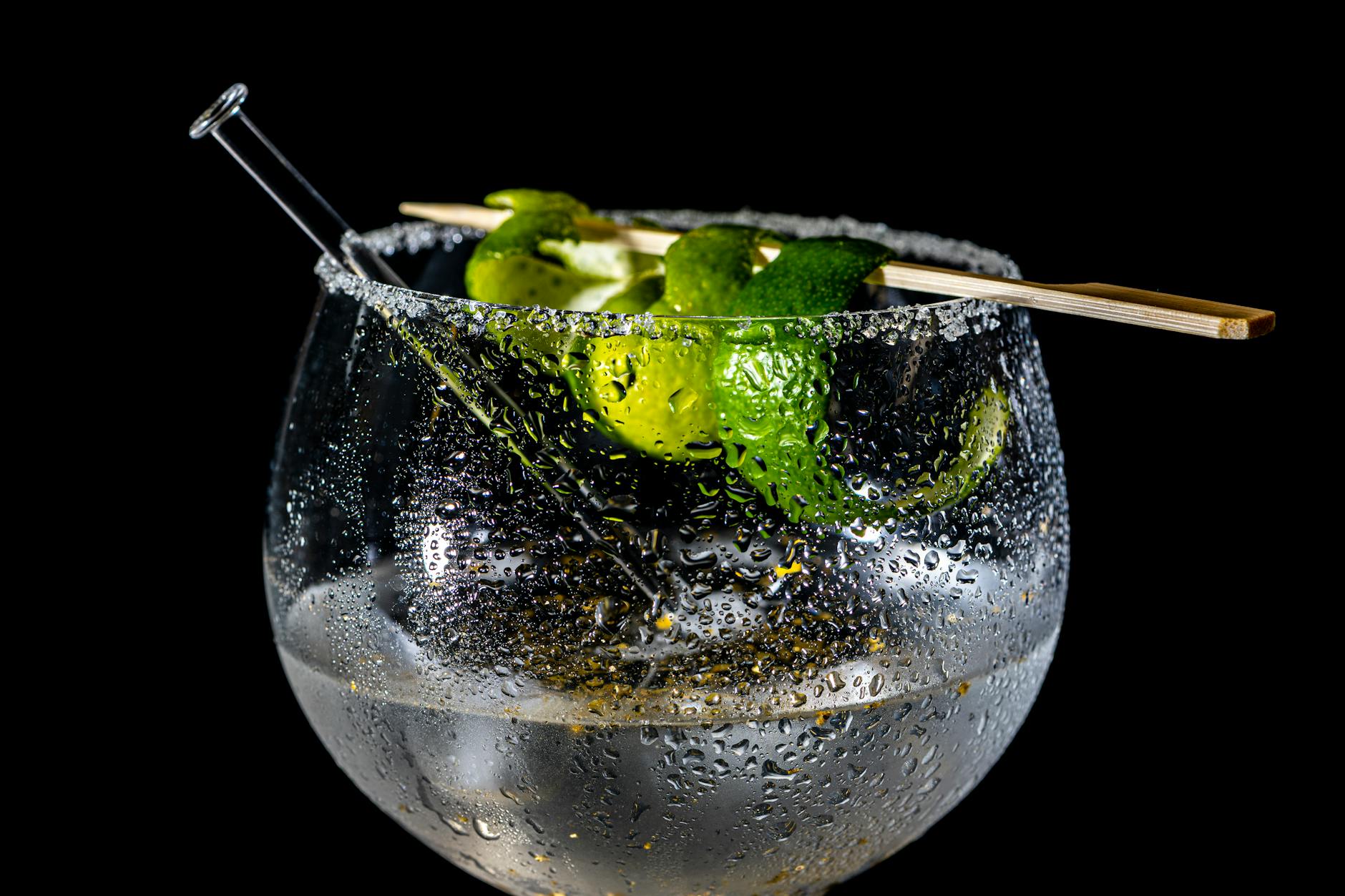 Comprendre comment boire du gin et choisir la bonne bouteille — verre de cocktail gin avec garniture