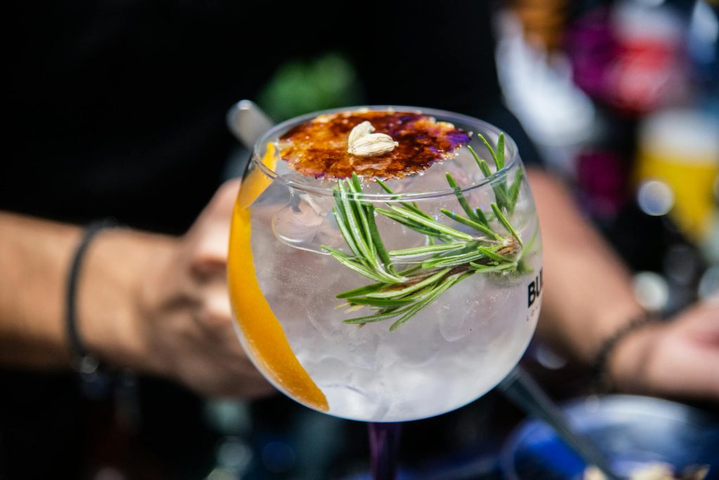 Comment boire du gin astuces, — verre de cocktail gin avec garniture