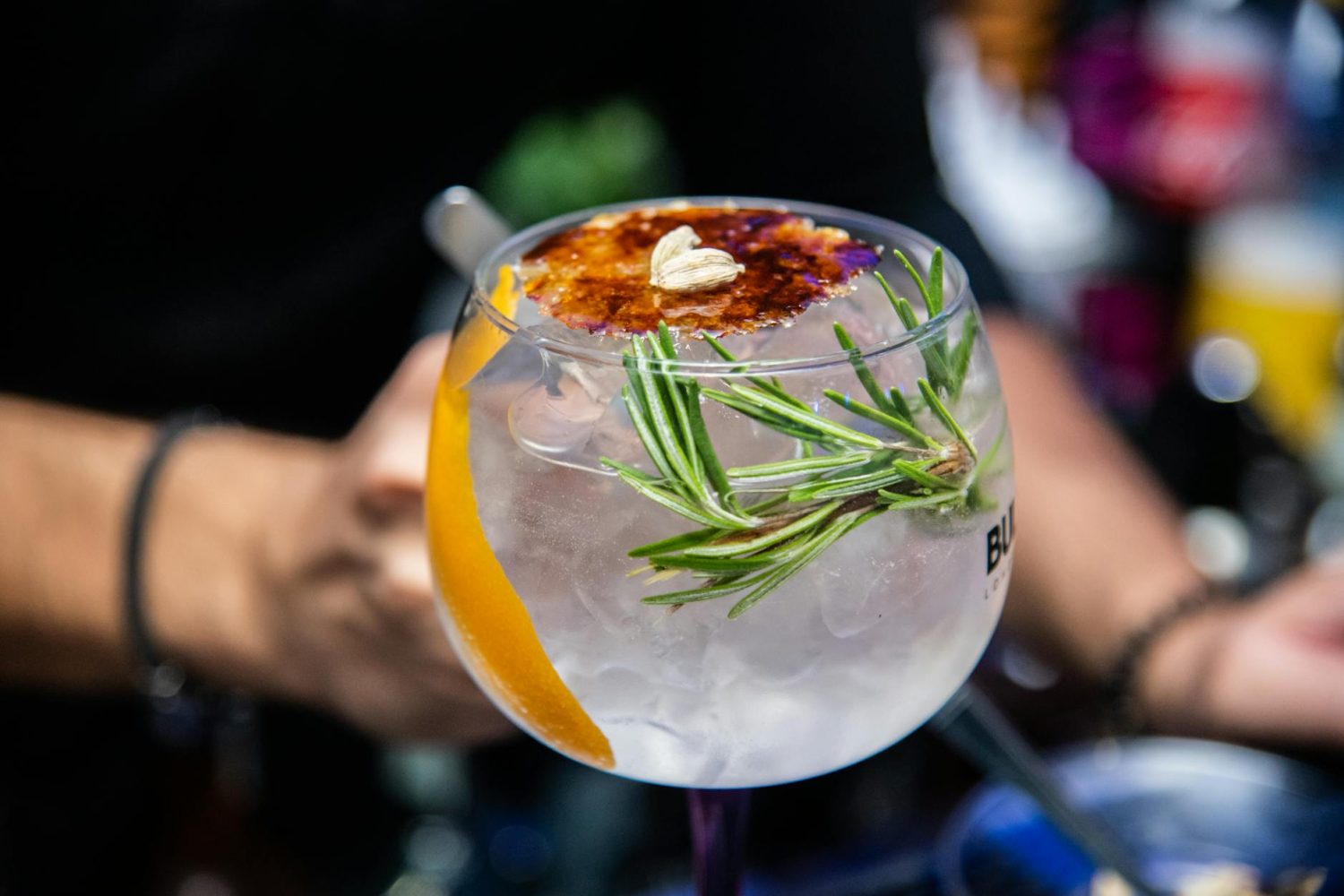 Comment boire du gin : astuces, recettes et idées de cocktails à essayer