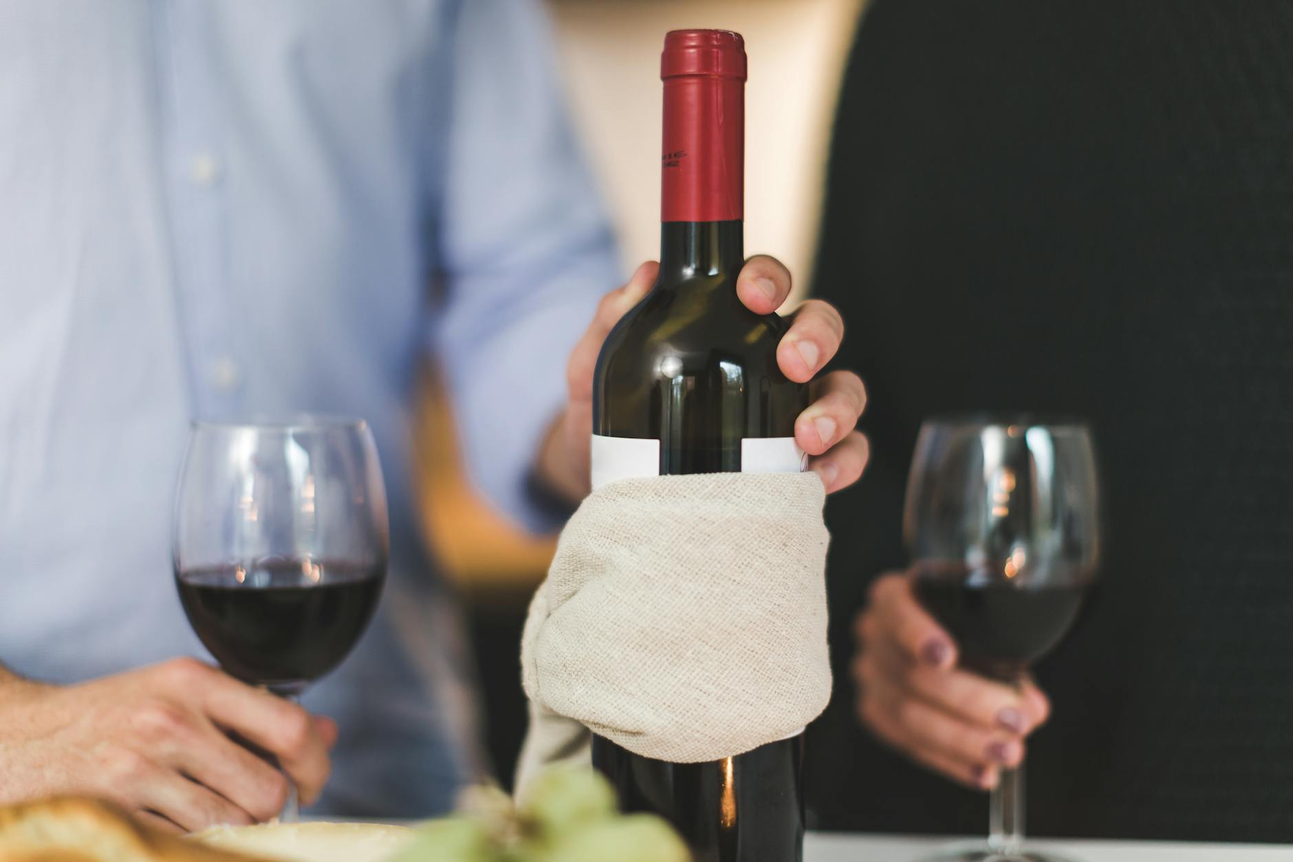 Comprendre ce qui arrive à un vin rouge ouvert avant de parler de conservation — bouteille de vin rouge ouverte verre