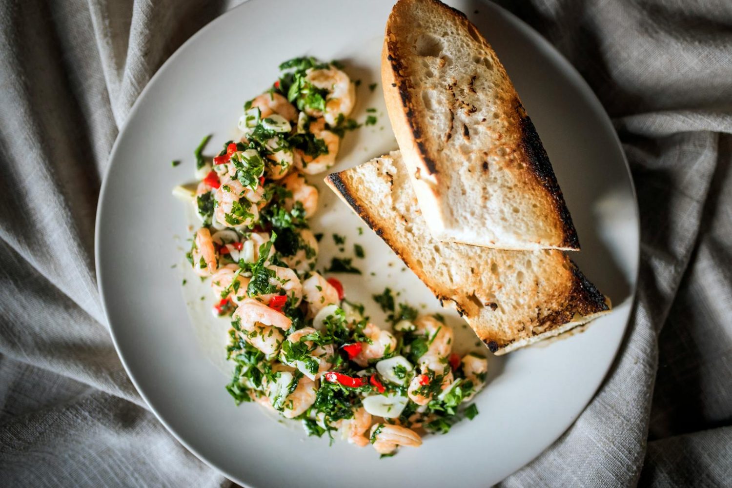 Crevettes flambées au whisky, ail et persil : la recette facile et savoureuse