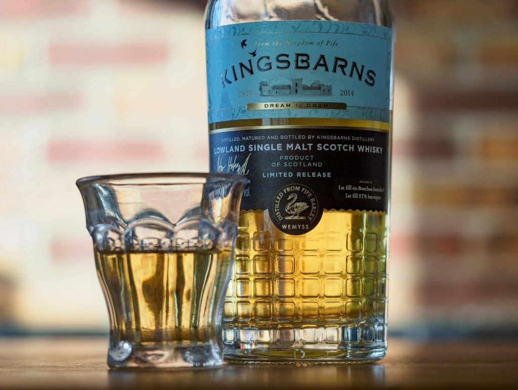 Différence entre scotch et whisky — verre de whisky avec bouteille de scotch