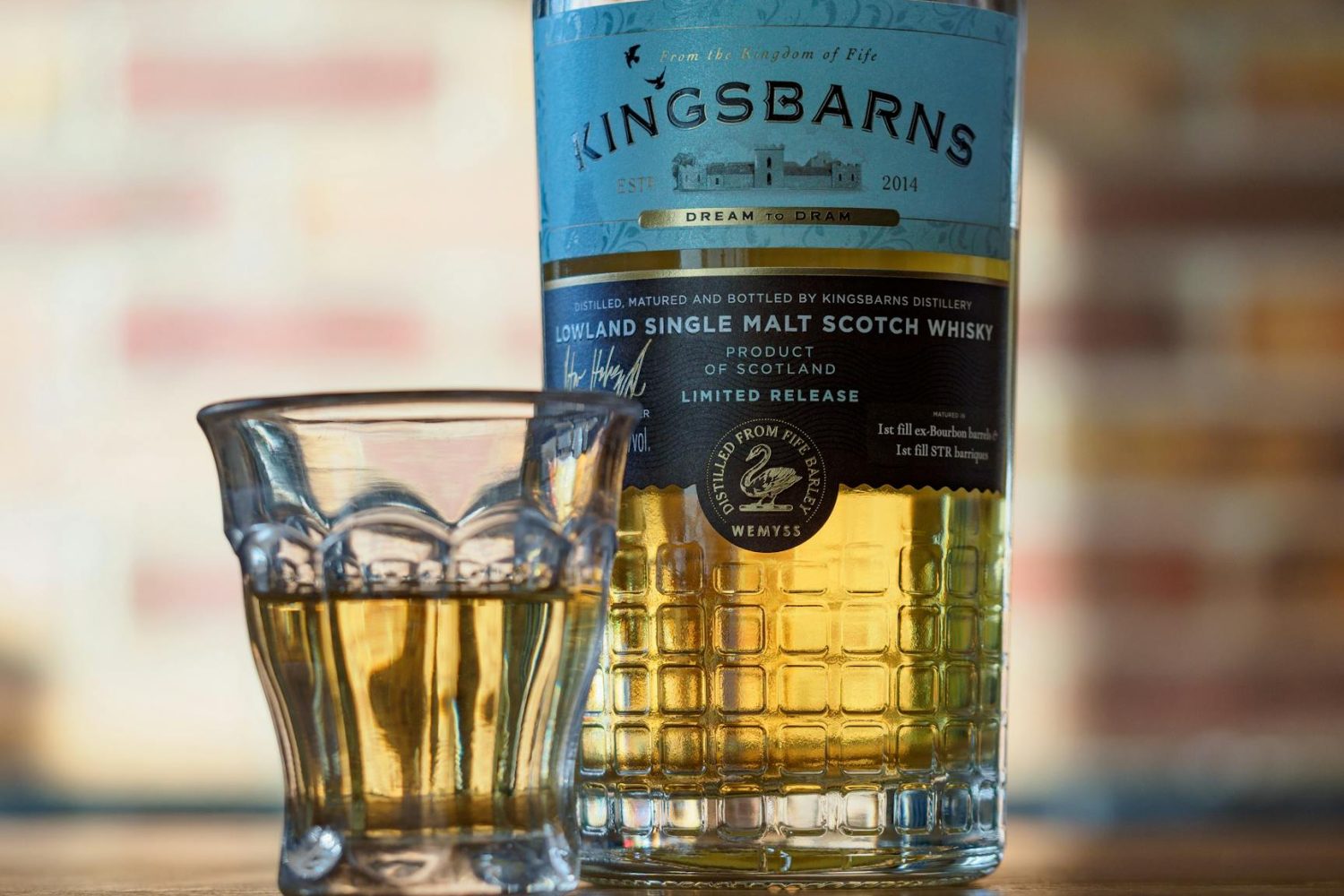 Différence entre scotch et whisky : origines, fabrication et spécificités à connaître