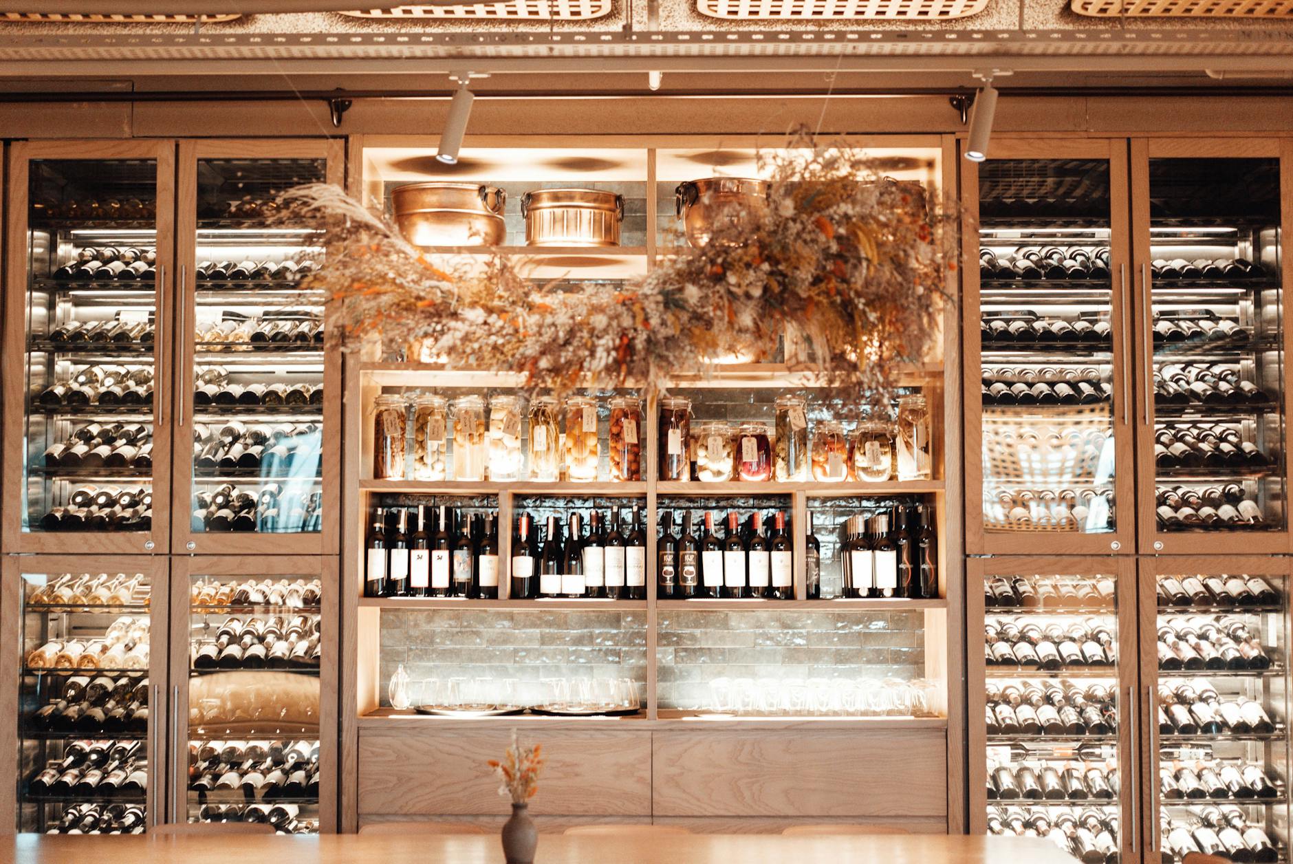 Décoration intérieure et vin : créer une ambiance chaleureuse sans tomber dans le kitsch — déco intérieure autour du vin