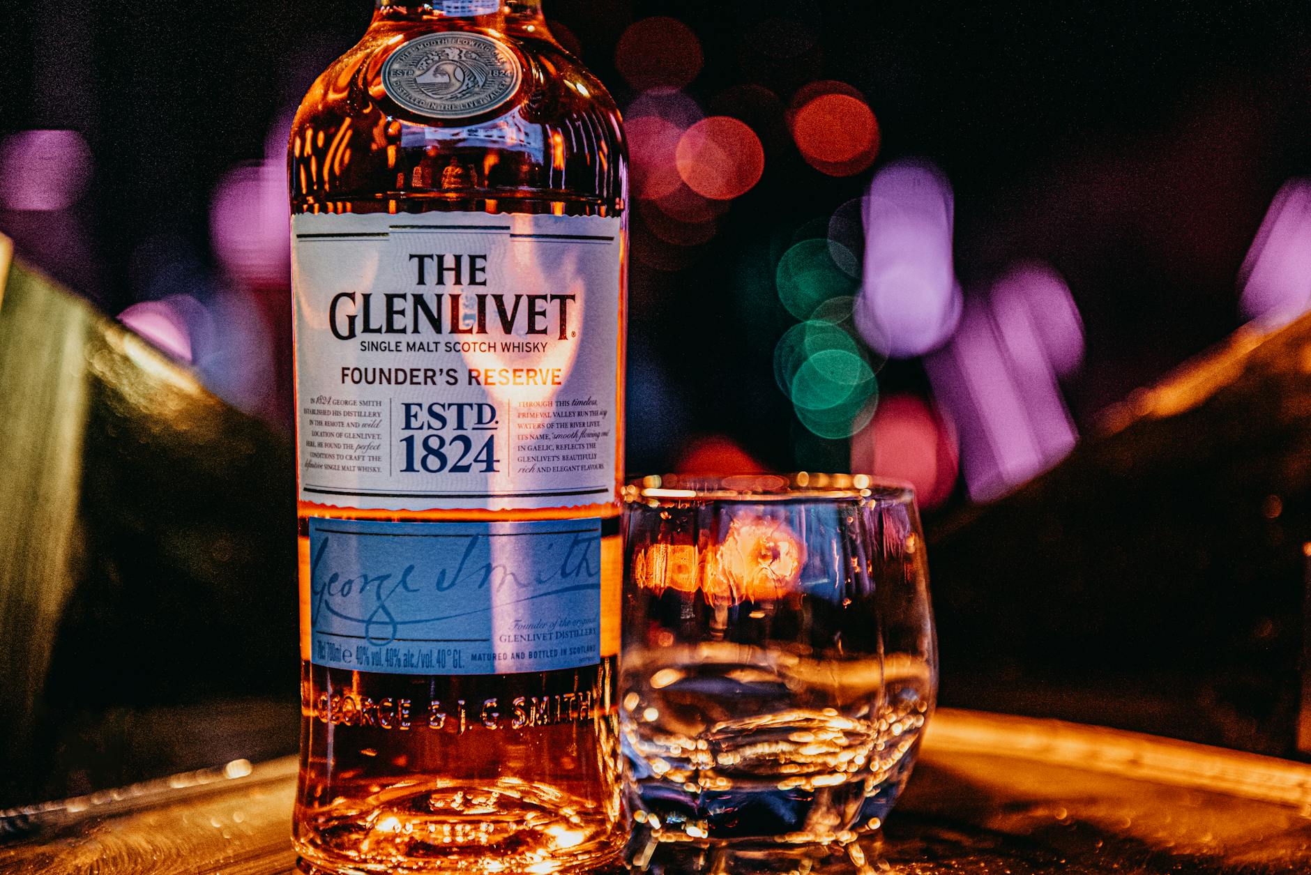 Prix du whisky au Luxembourg en 2026 : repères concrets et écarts avec les pays voisins — bouteilles de whisky et verre de dégustation