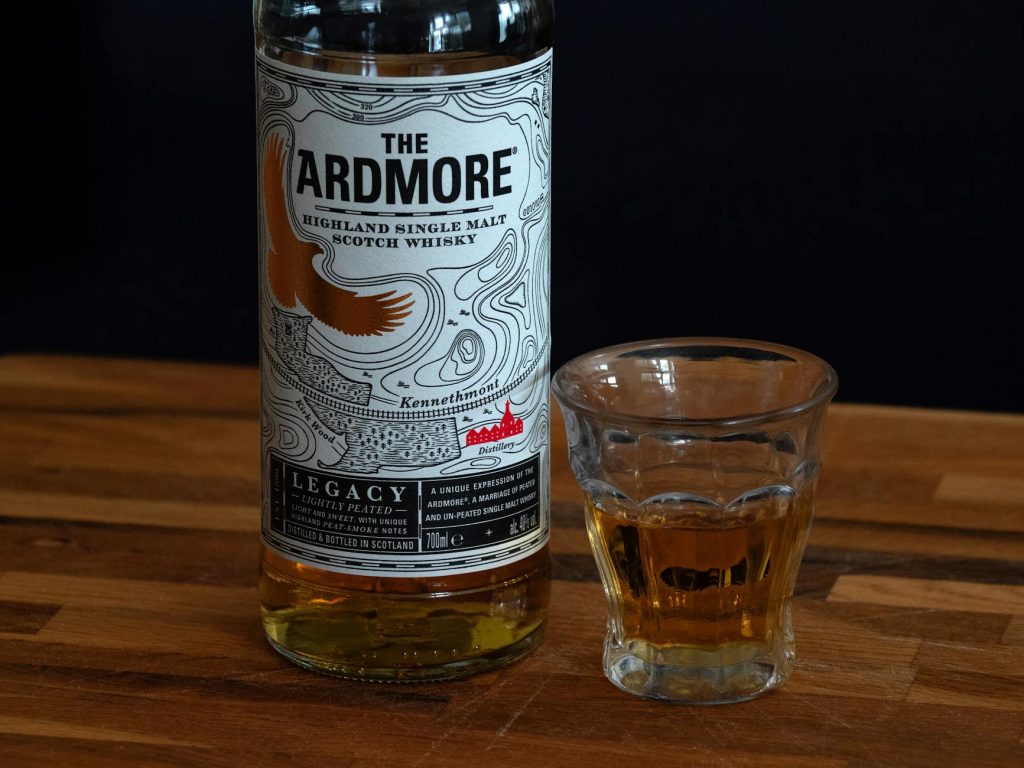 Quel est le meilleur whisky — bouteilles de whisky verre de dégustation